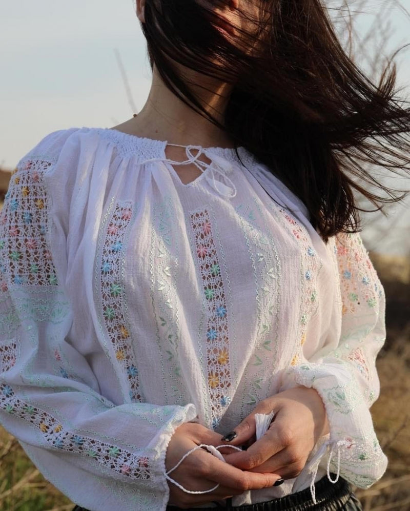 Ie romaneasca Natalia cusuta manual model ajur cu bumbi pastel multicolor