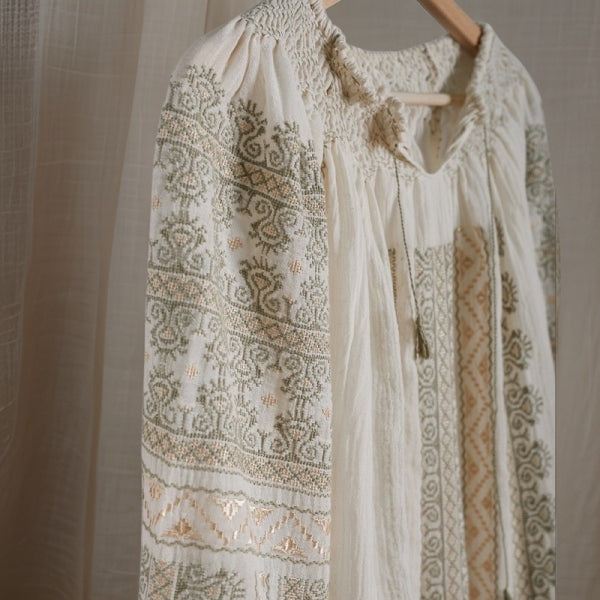 Rochie Traditionalã 'Creasta Cocoșului' Lucrată Manual