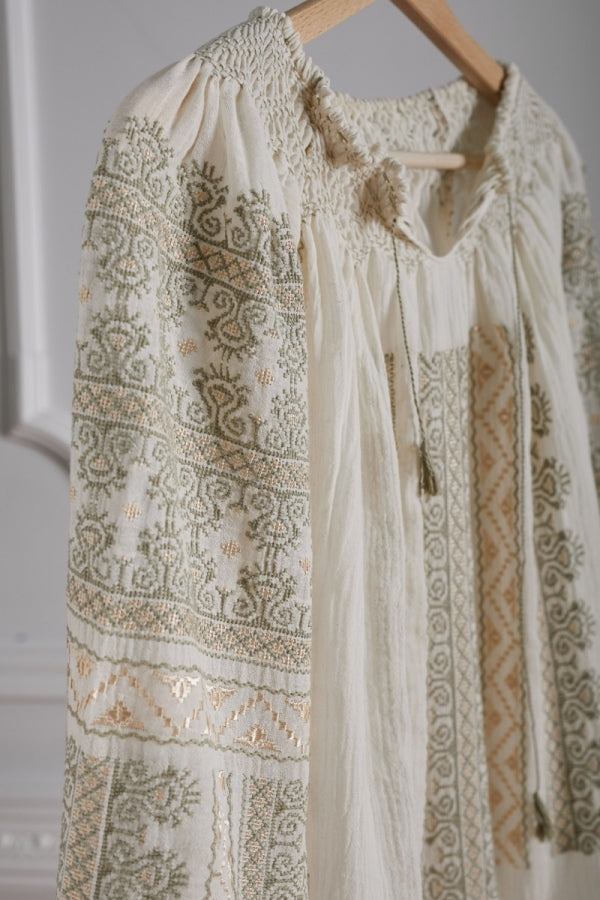 Rochie Traditionalã 'Creasta Cocoșului' Lucrată Manual