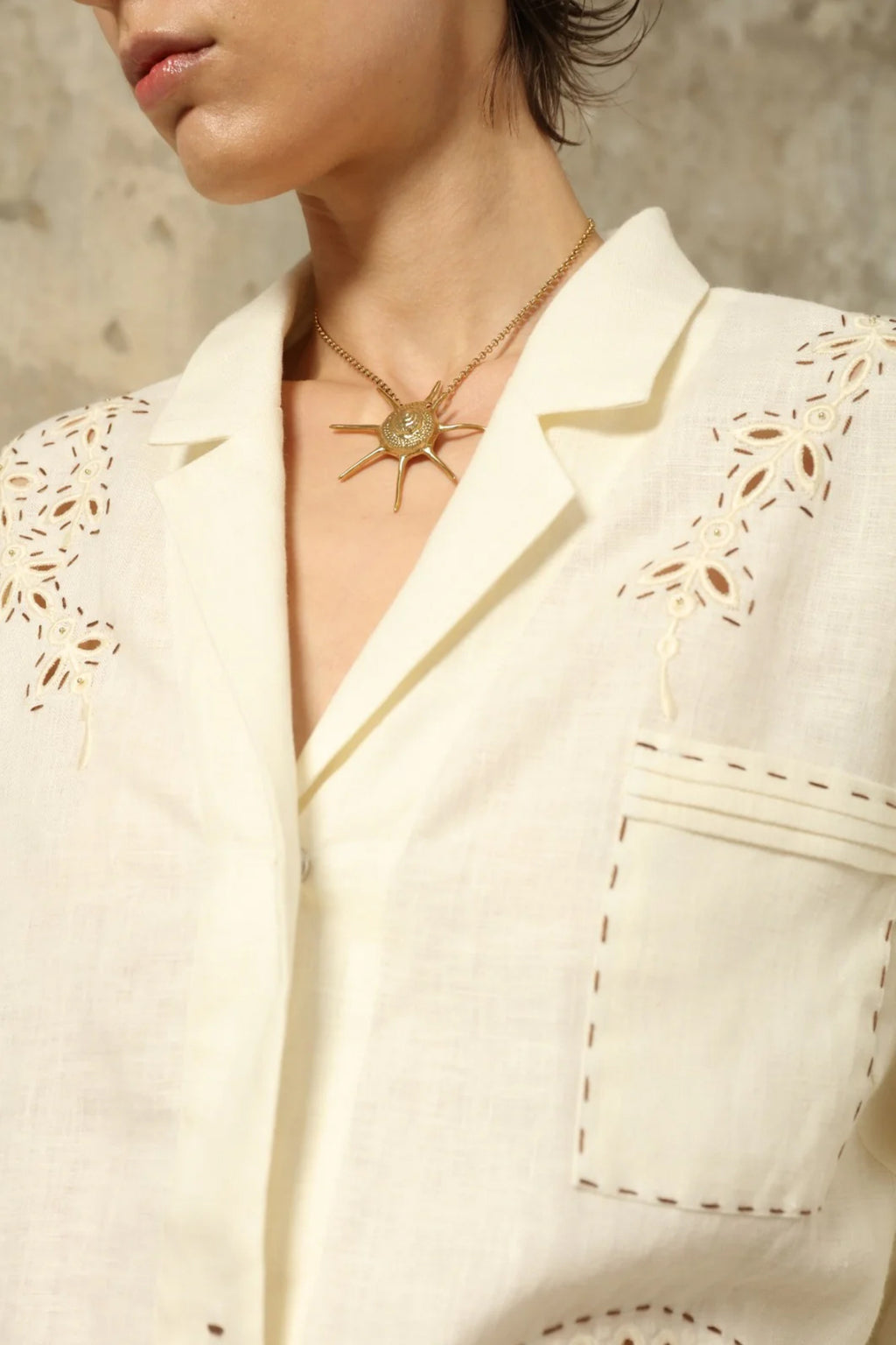 Sarah Bernhardt ivory linen suit - high-waisted shorts detail