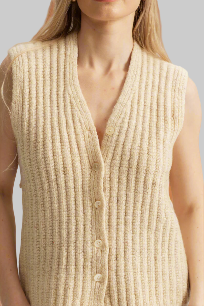 Vestă artizanală din lână tricotată manual, unică în felul ei