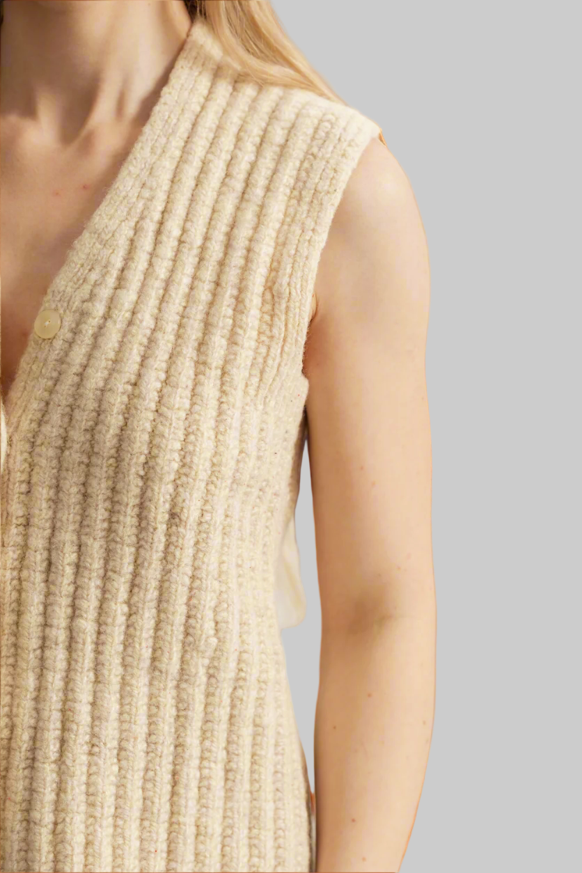 Vestă artizanală din lână tricotată manual, unică în felul ei