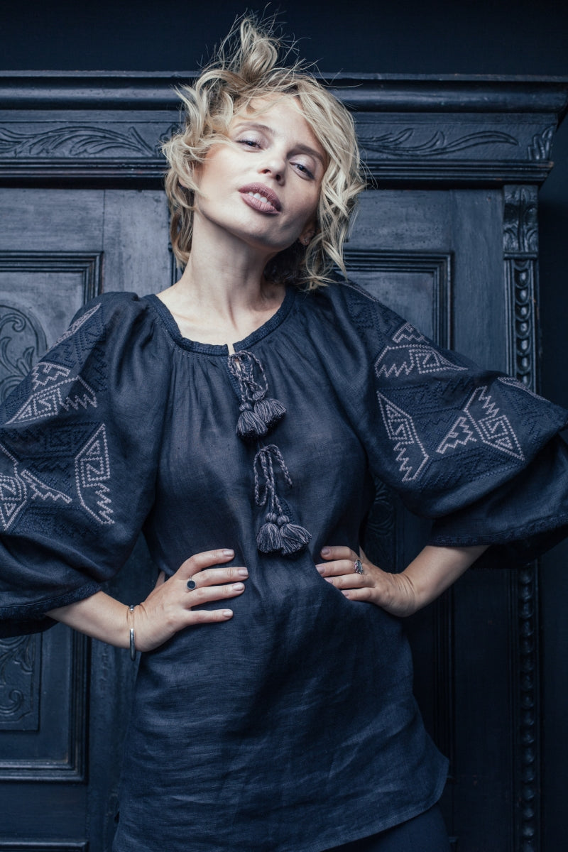 Bluză din in negru orhidee – Vyshyvanka brodat manual